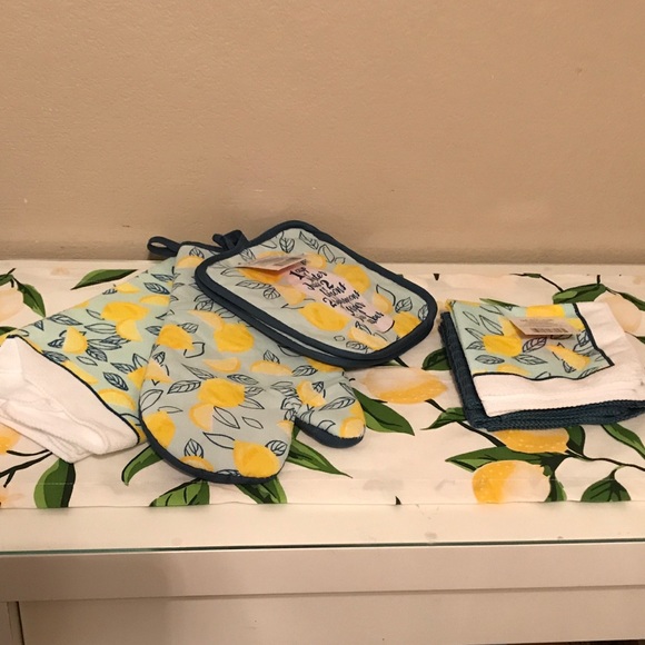 Lemon Towels, Lemon Pot Holders, Lemon Oven Mitt, Lemon Wash Cloths, S&P Shakers - Picture 2 of 15